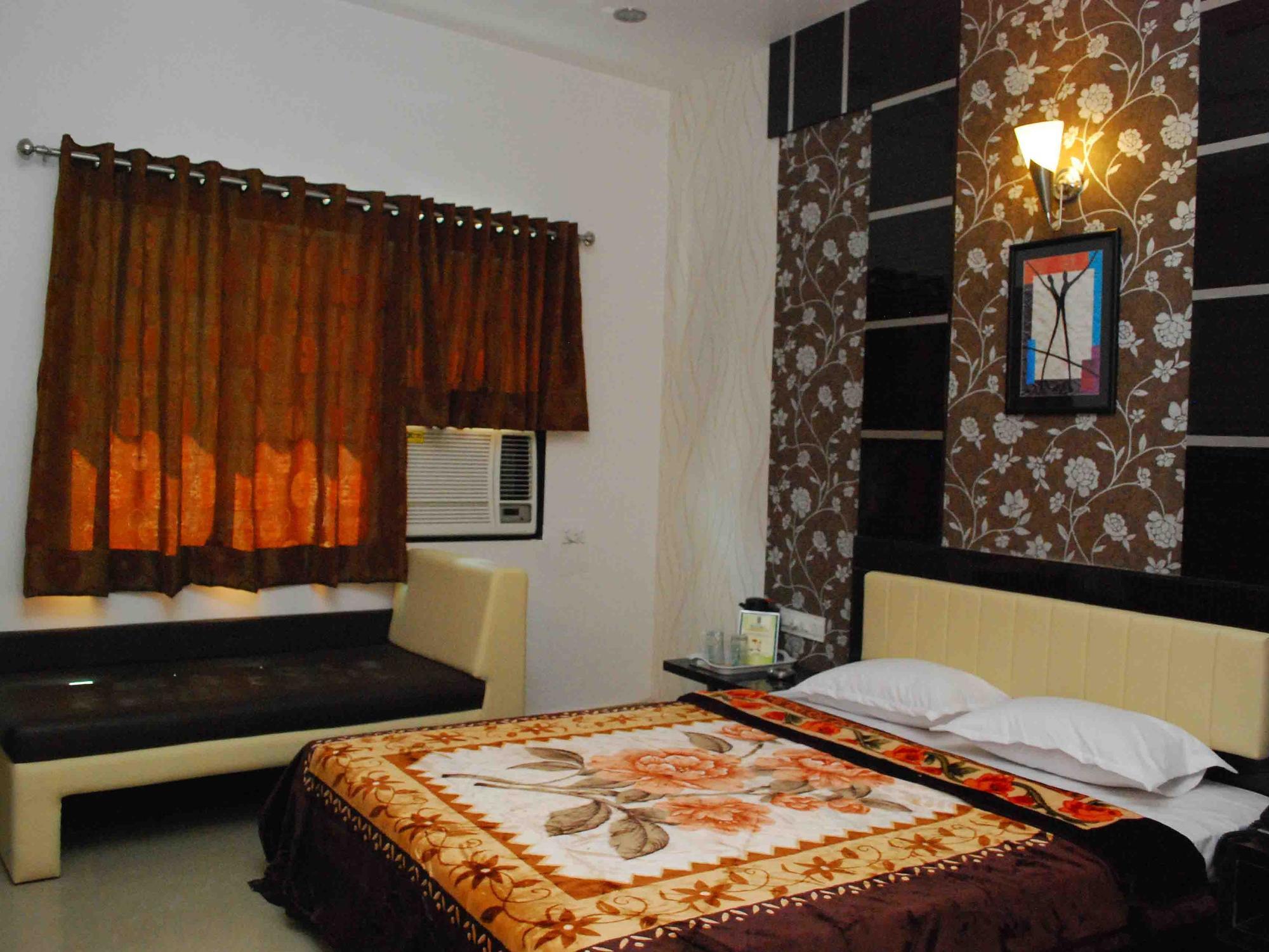 Oyo Flagship 19003 Hotel Rudra Mahal Ахмедабад Экстерьер фото
